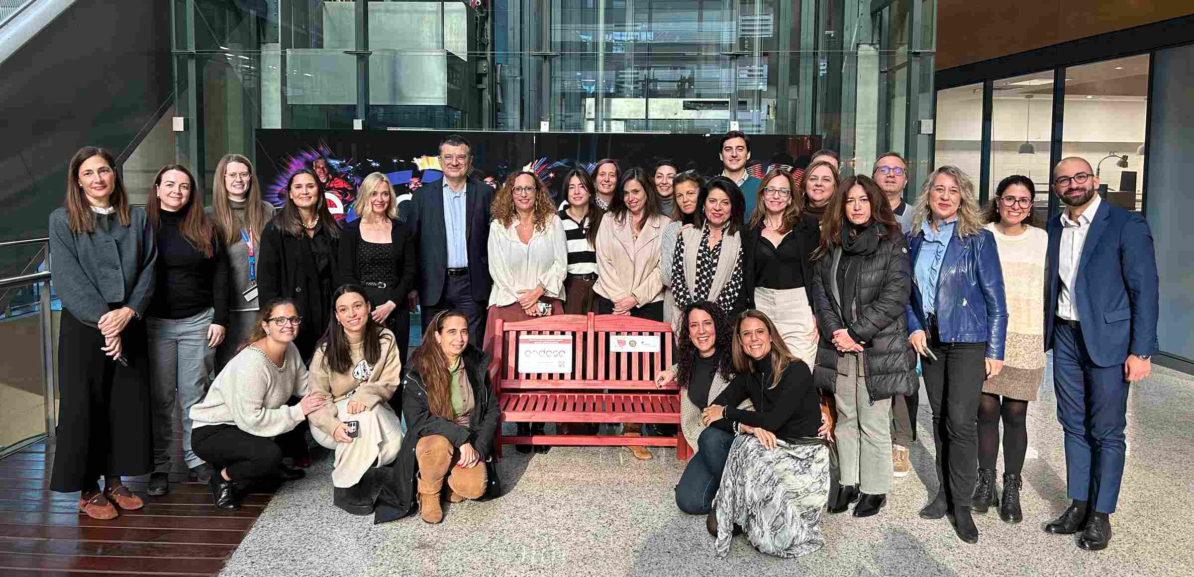 El equipo de Personas y Organización de Endesa y representantes de la comunidad interna de mujeres en el acto de presentación del banco rojo de su sede de Madrid. 