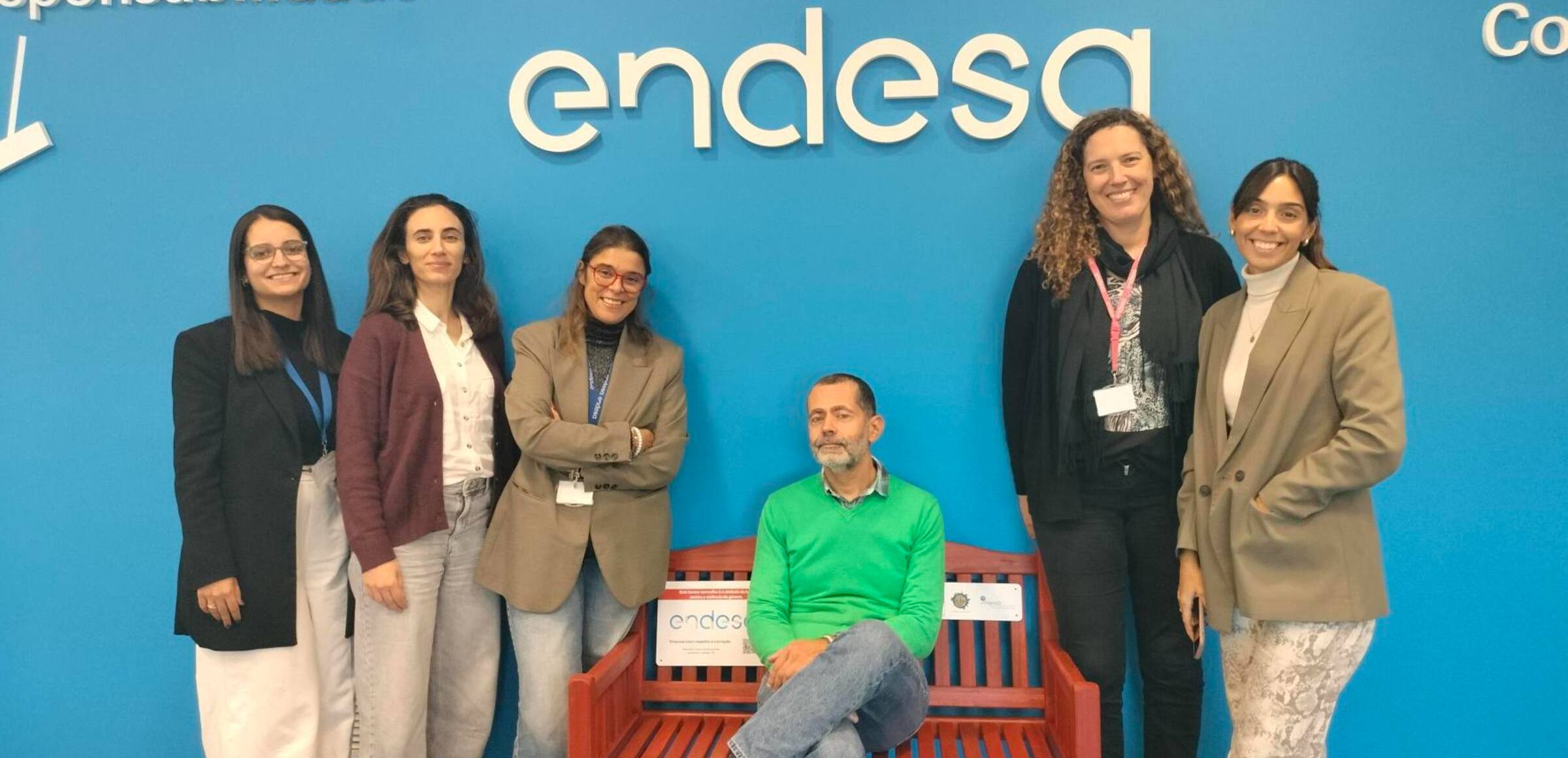 El banco rojo colocado por Endesa en su sede de Lisboa con motivo de su adhesión a la iniciativa. 